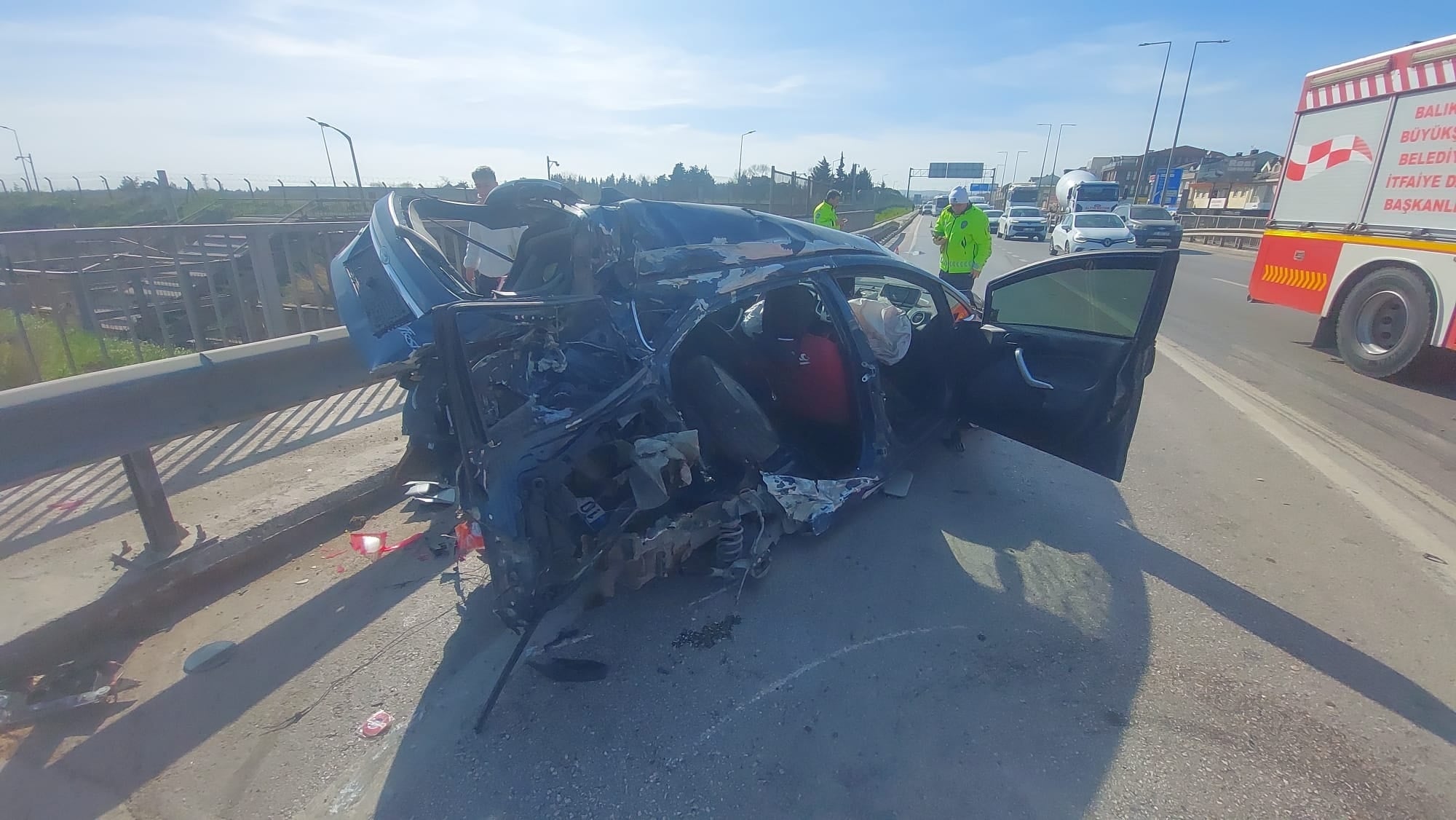 Balıkesir'de feci kaza: Otomobil su tankerine daldı; sürücü ağır yaralandı