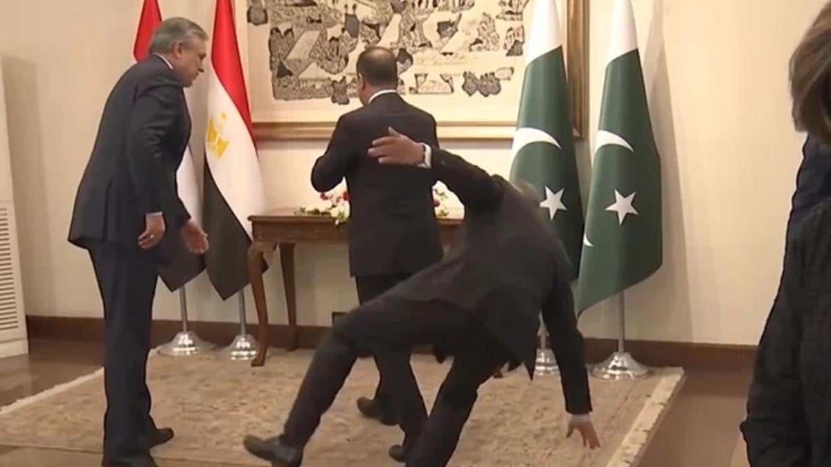 Pakistan'daki kritik zirvede Bakan aniden yere yığıldı
