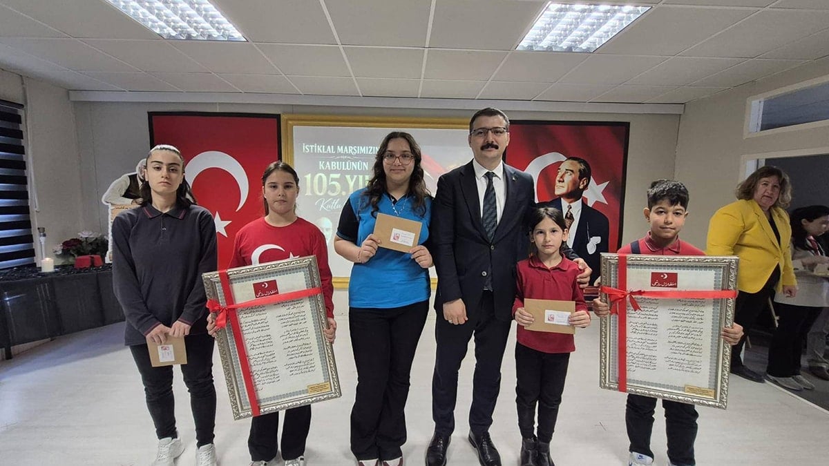 Kaymakam’dan hediye Arapça İstiklal Marşı tablo