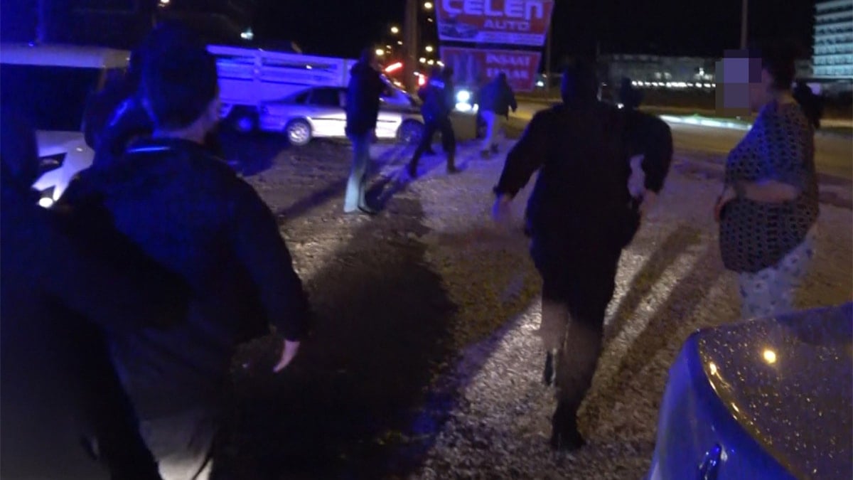 Annesinin erkek arkadaşını bıçakladı! Dehşet anları kamerada