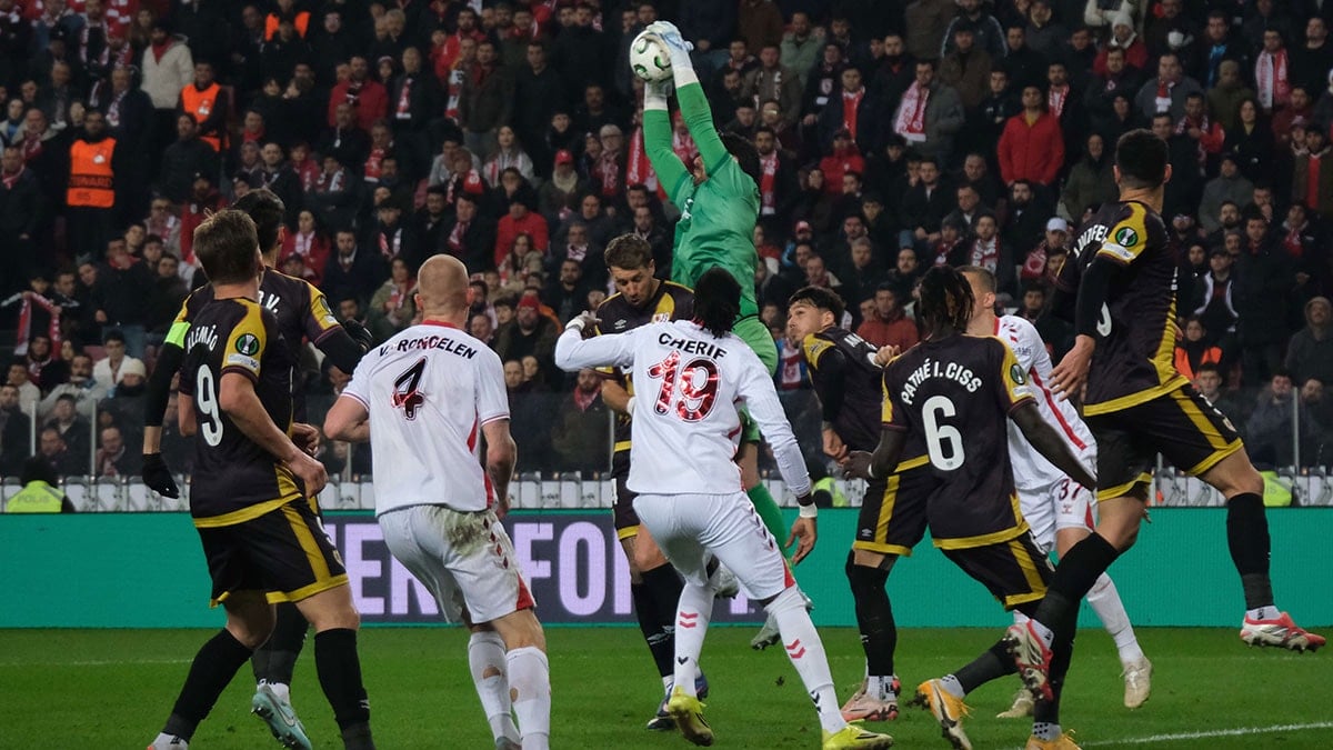 Samsunspor 4 gollü maçta turu zora soktu