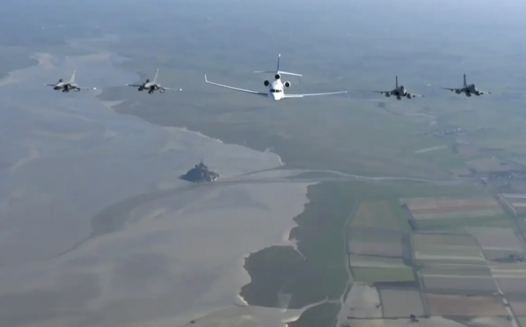 Korku büyüyor! Macron, nükleer caydırıcılık mesajı için 4 savaş uçağıyla uçtu