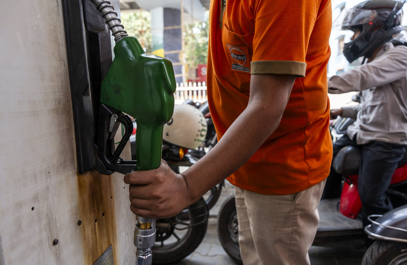 Dev ülkede akaryakıt paniği: Halk istasyonlara akın etti!