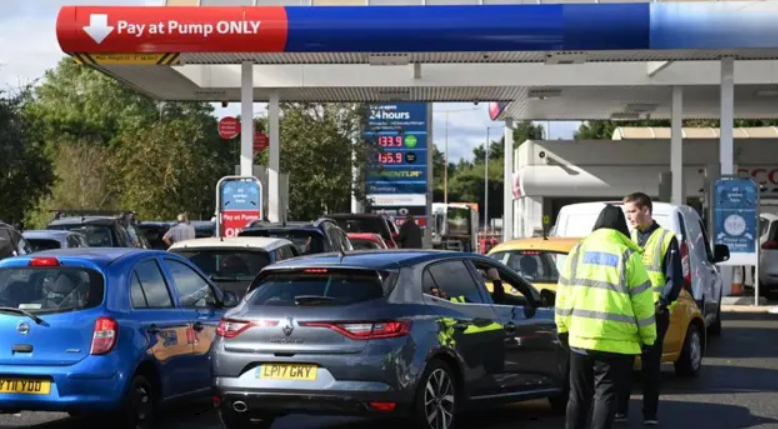 İngiltere’de akaryakıt krizi: Fiyatlar yükseldi, istasyonlarda geçici tedarik sorunu