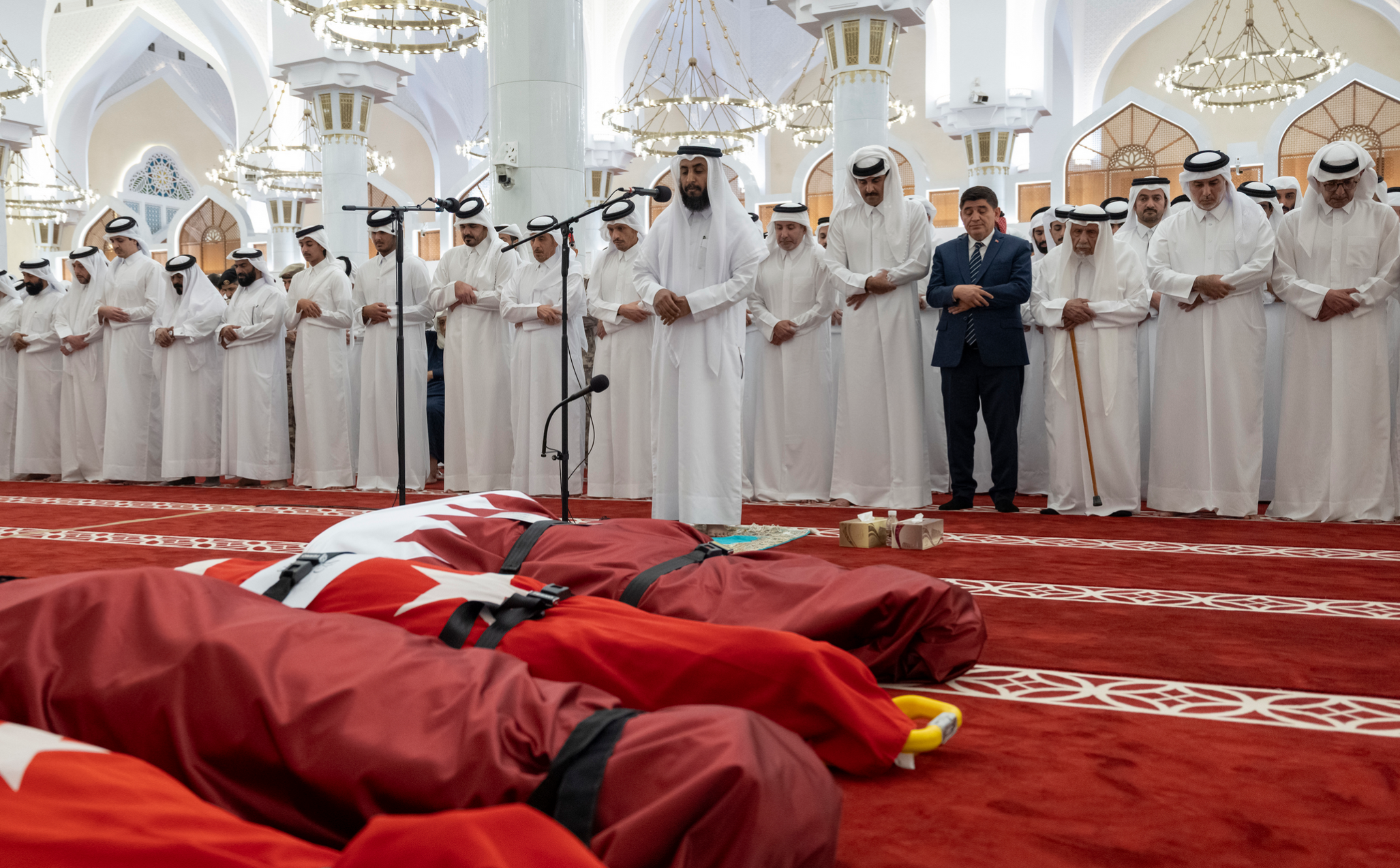 Gelenek mi, saygısızlık mı? Katar'da şehitlerimizin cenazeleri tabutlara konulmadı