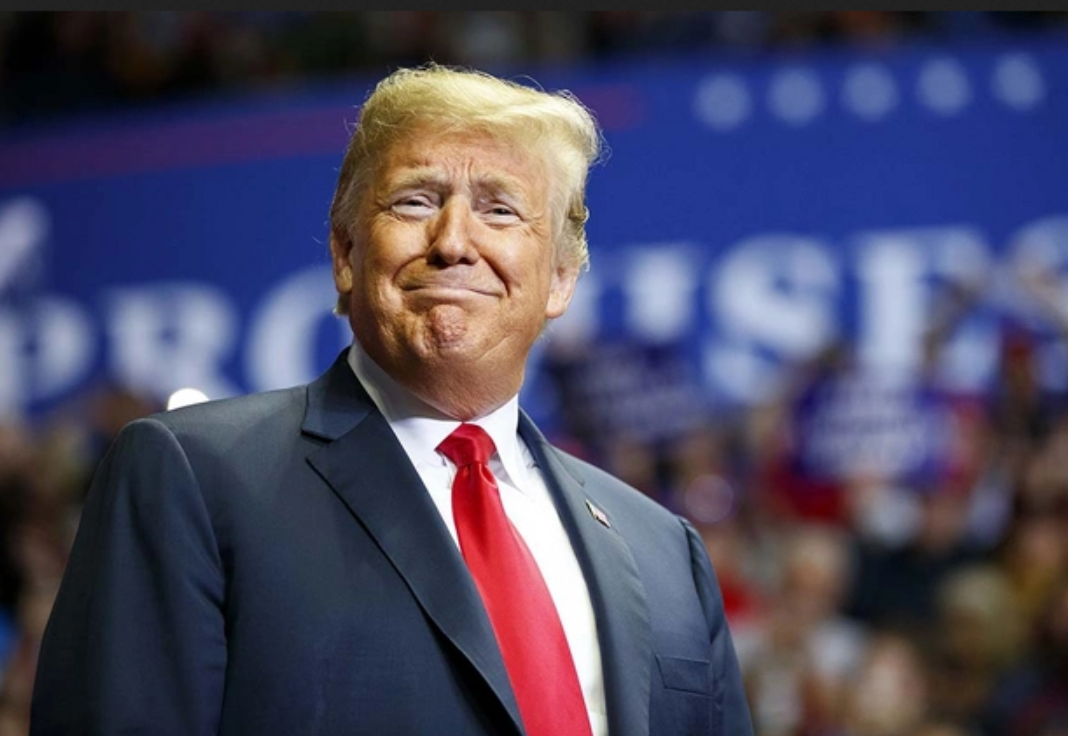 Trump'tan yeni taktik: Soruya cevap bulamayınca sunucuyla flört etti