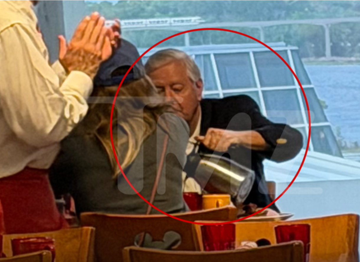 Binlerce kişinin ölümüne sebep oldu, üstüne Disney World'de çaya gitti