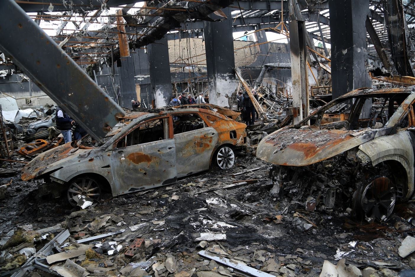 Füzeler lüks oto galeriyi yerle bir etti! Sıfır araçların hepsi kül oldu