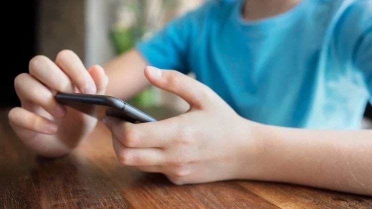 Bugün itibarıyla ülkede 16 yaş altına sosyal medya yasaklandı