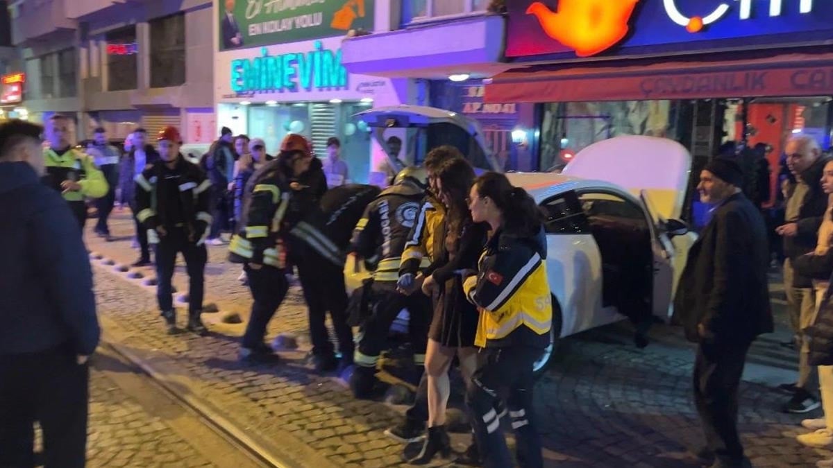 Otomobil tramvay yolundaki kafeye girdi