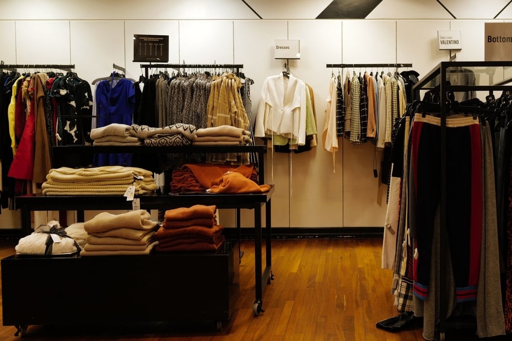 15 mağazasını kapatıyor, bin 200 çalışanını işten çıkarıyor