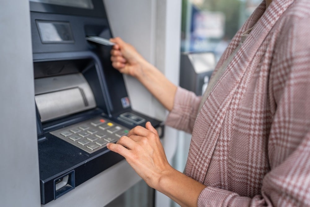 ATM'den para çekmek isteyen ekranda bu yazıyla karşılaşıyor