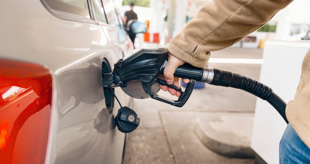 Akaryakıt fiyatlarında ters köşe: Petrol sert düştü benzin ve motorine zam geldi