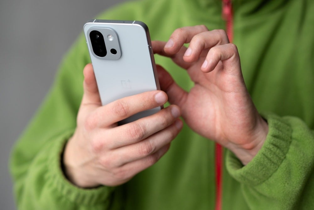 Namaz uygulamasını hacklediler! İranlıların telefonuna 30 dakika boyunca bu mesajlar yağdı