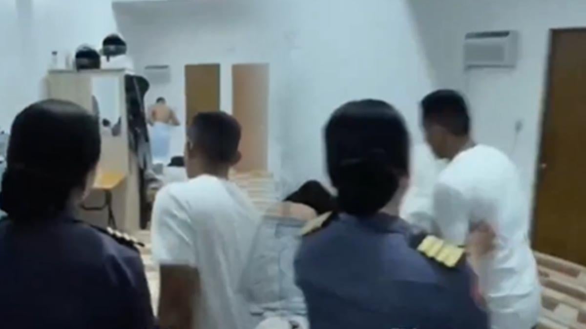 Aldatılan adam polisi yanına alıp karısını yatakta bastı