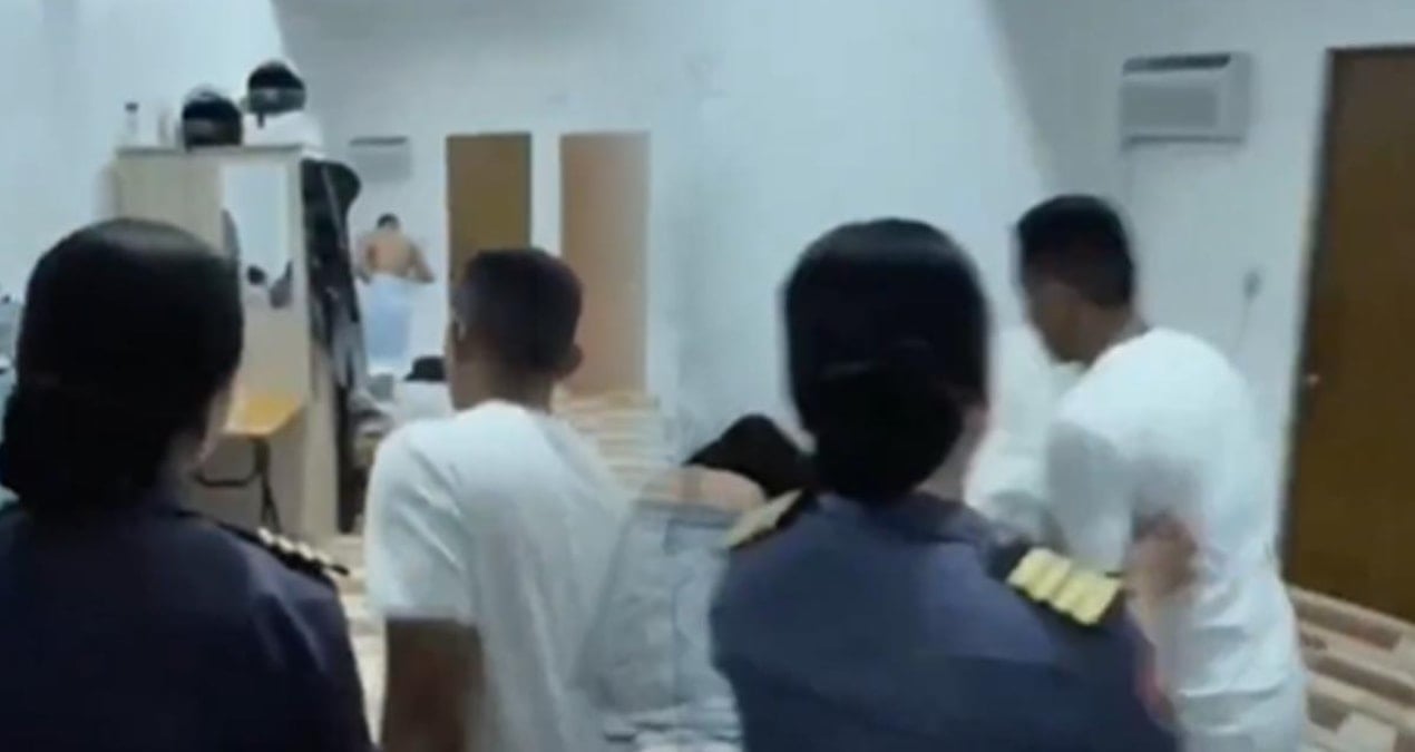 Aldatılan adam polisi yanına alıp karısını yatakta bastı