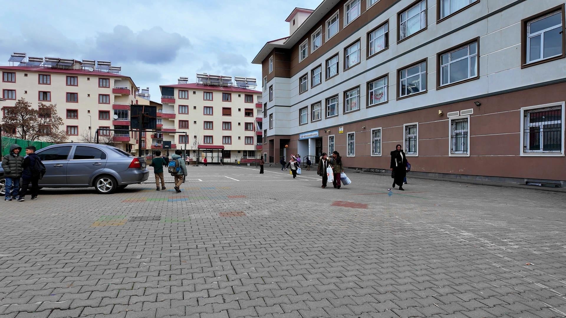 Sınıfta sıkılan sprey 6 öğrenciyi hastanelik etti