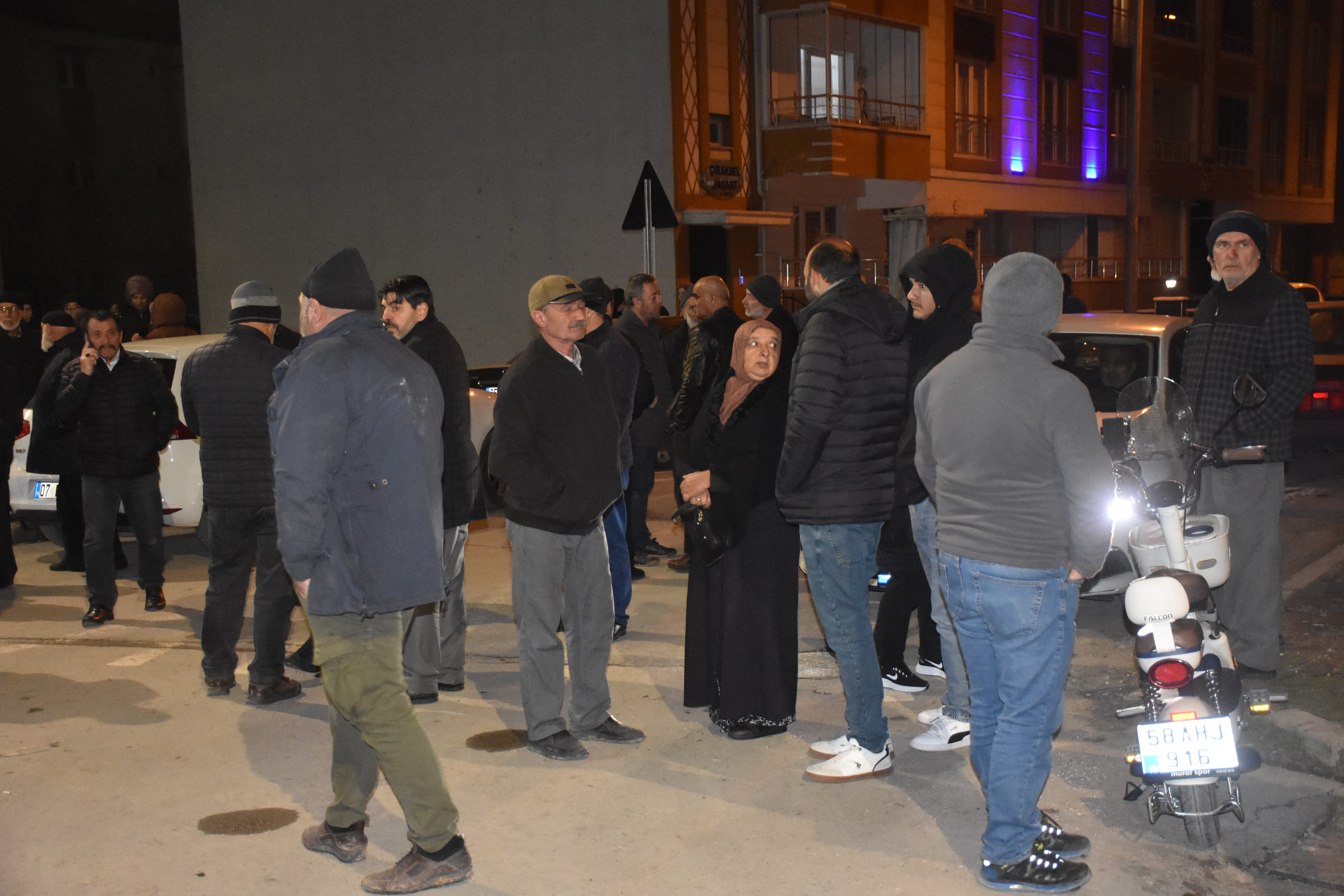 Umre'ye uçacaklardı, polisin önünde toplandılar