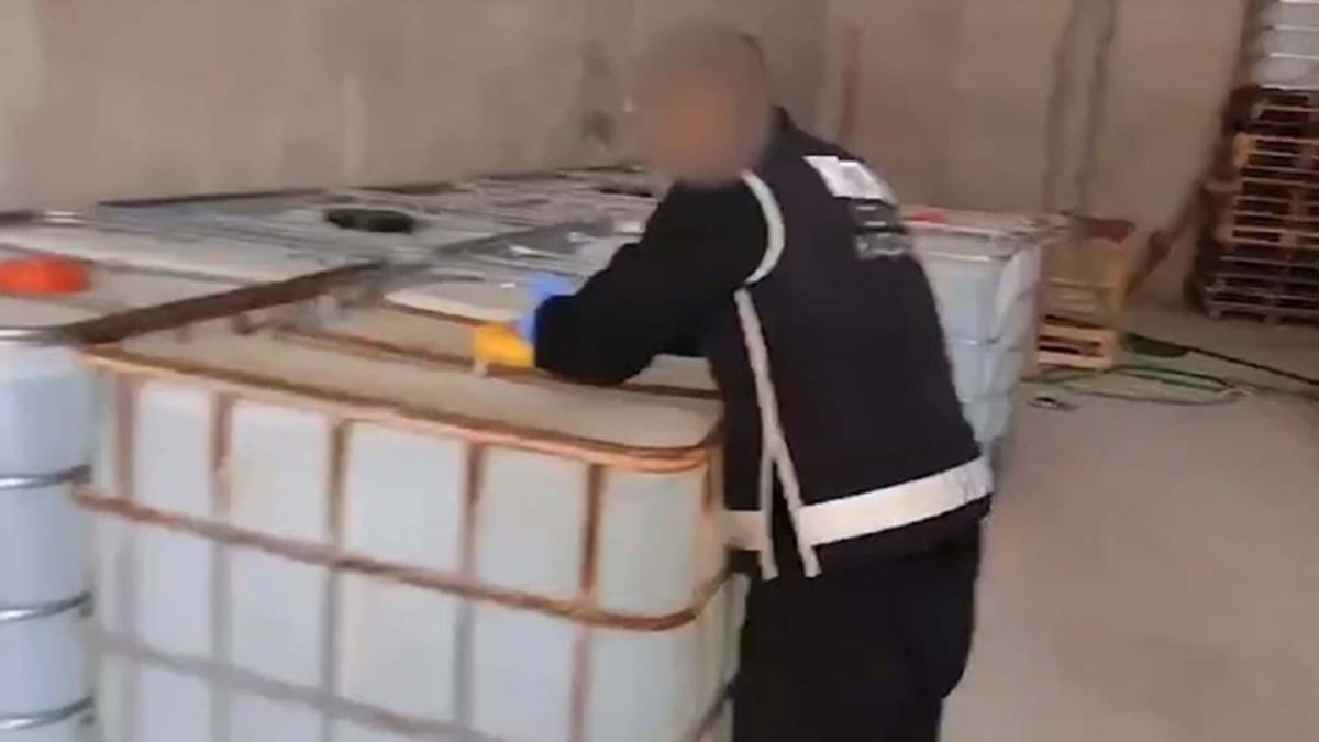 İzmir merkezli kaçak alkol operasyonu! 40 tonluk dev vurgun