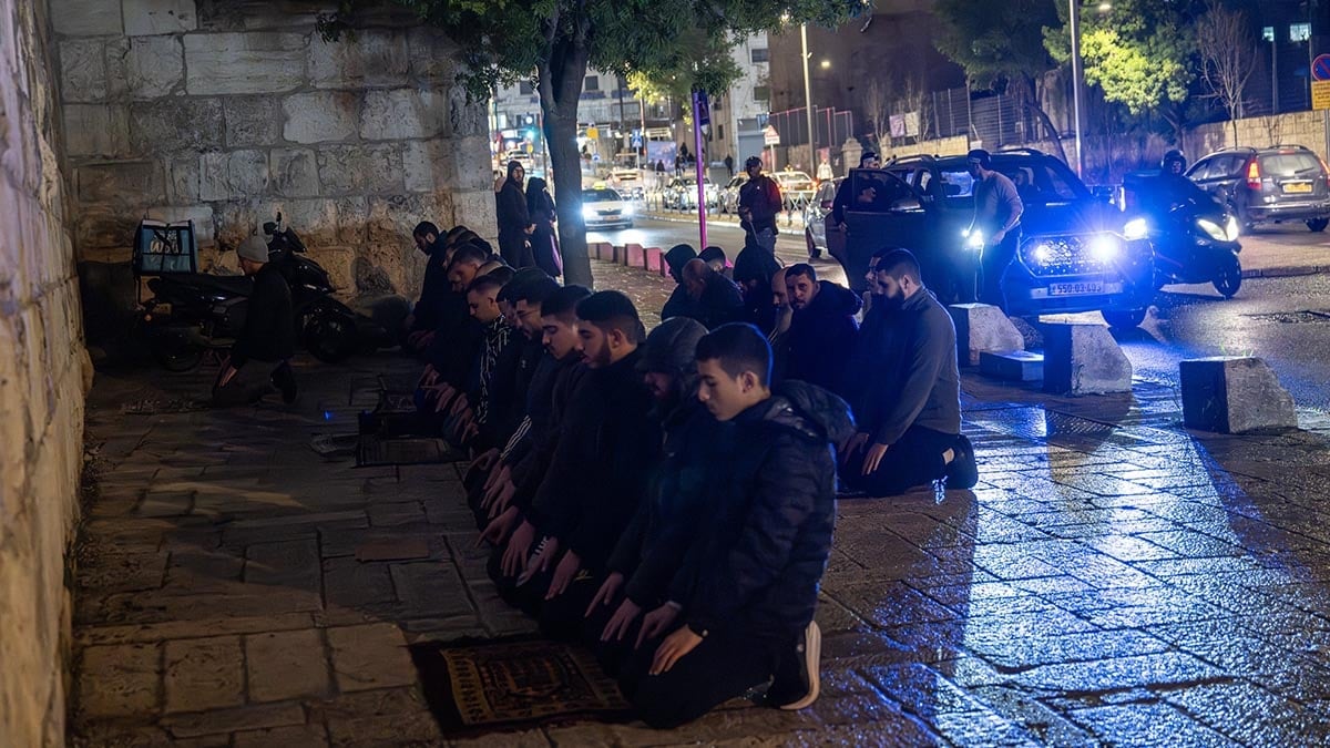 İsrail Kudüs'te namaz kılanlara saldırdı