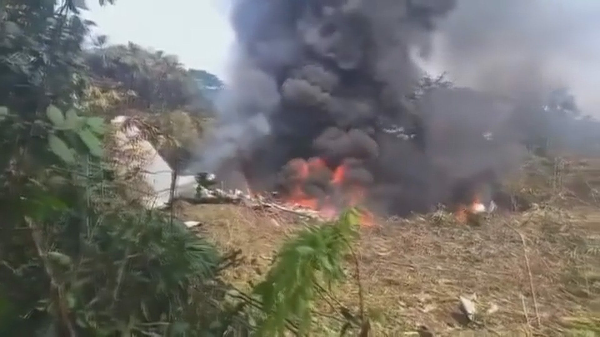 Kolombiya askeri uçak düştü: İçinde 110 kişi vardı