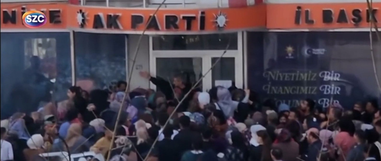 Osmaniye’de tartışma yaratan kalabalık: 'Bayram harçlığı' için birbirlerini ezdiler