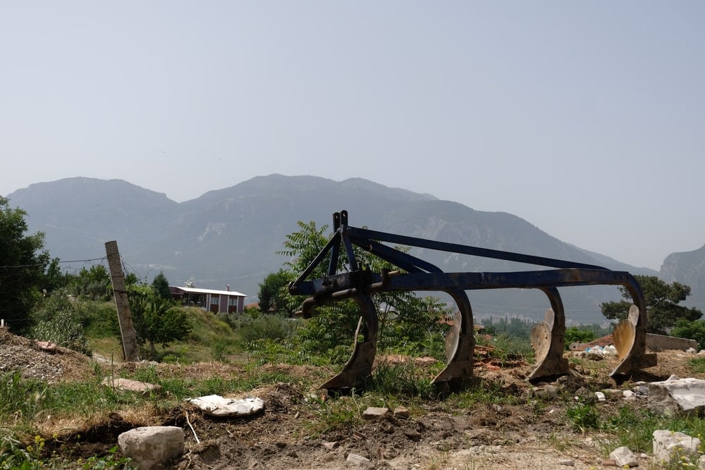 Ekin beklerken servet çıktı! Tarlasını kazmaya geldi altın buldu