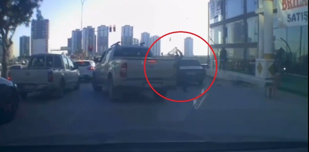 Trafikte arbede! Otomobile sopa ve sandalyelerle saldırdılar