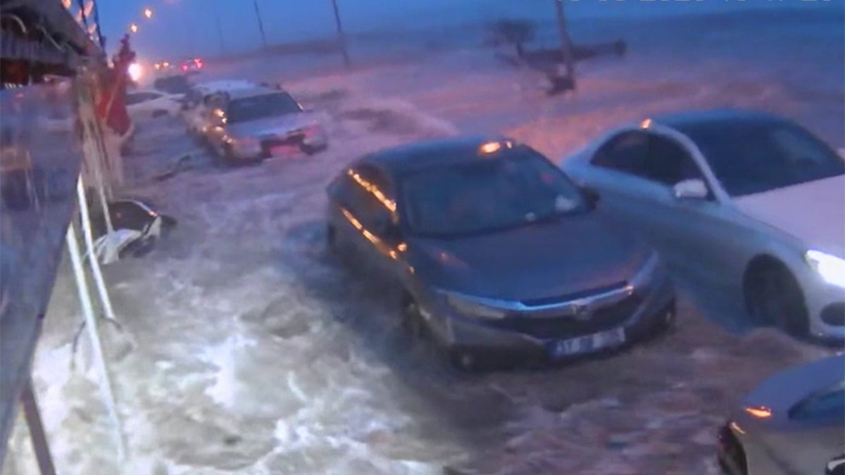 Deniz taştı, sahil yolu ve işletmeler su altında kaldı