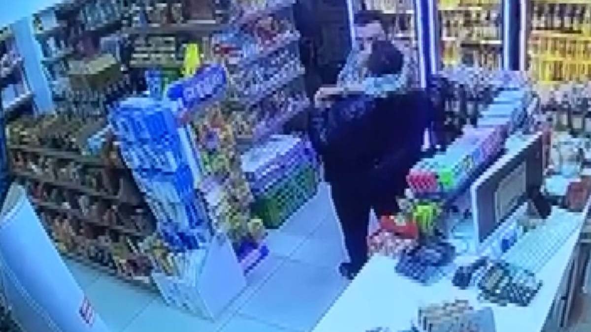 Tekel bayinde korkunç cinayet: 19 yaşındaki müşterisinin boynuna sarılıp tetiği çekti