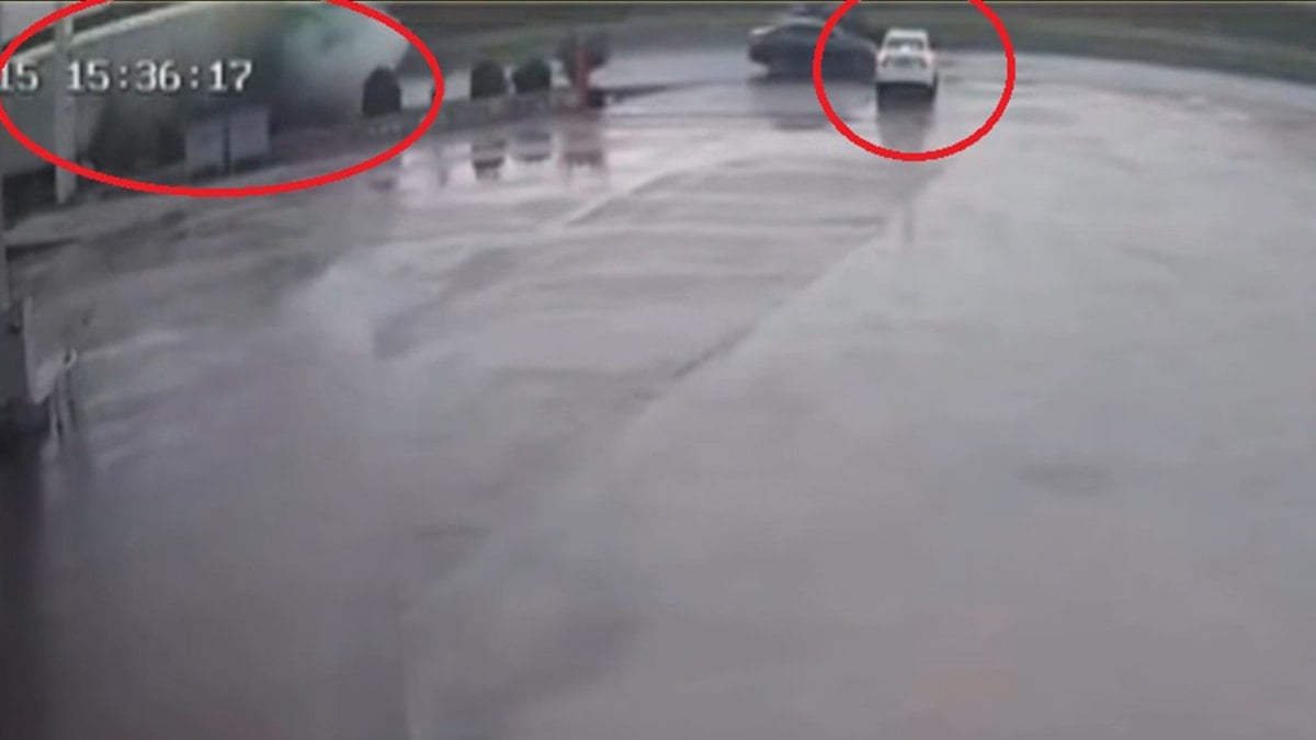 TIR otomobilin üzerine devrildi