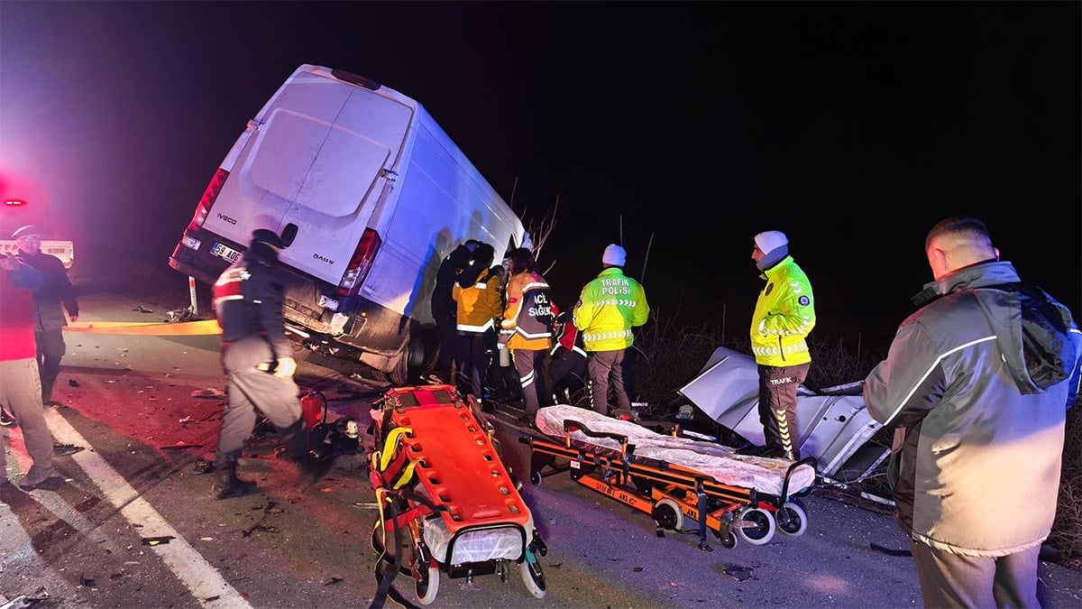 Kamyonetle TIR çarpıştı: 2 ölü, 1 yaralı