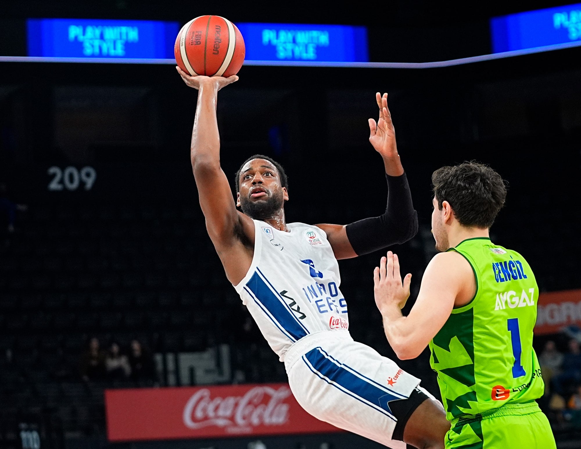 Anadolu Efes evinde TOFAŞ'ı mağlup etti