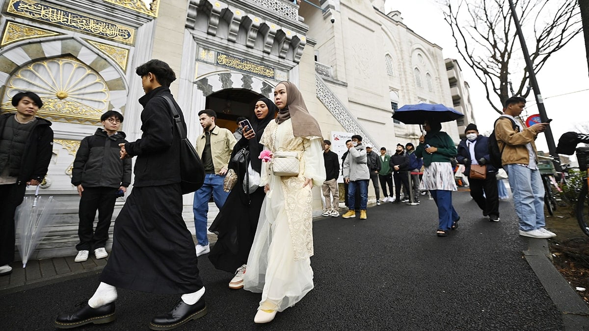 Japonya'da bayram yoğunluğu: Uzun kuyruklar oluştu