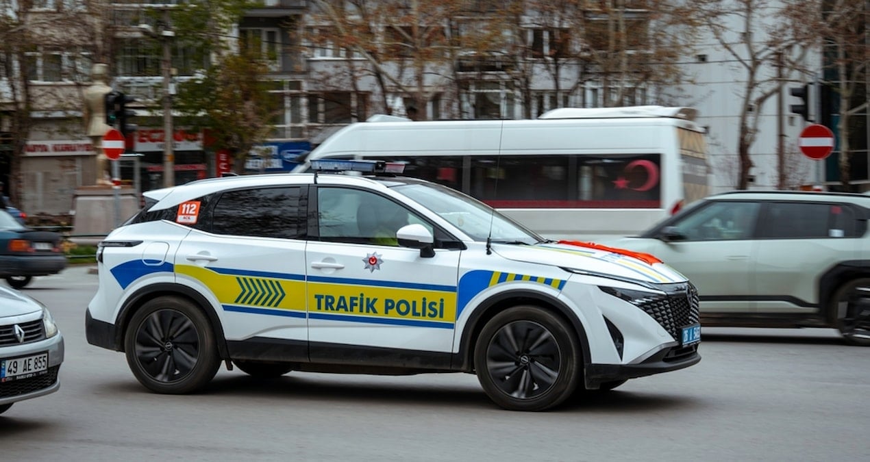 Her gün gördüğümüz polis araçlarının neden mavi-beyaz olduğu açığa çıktı