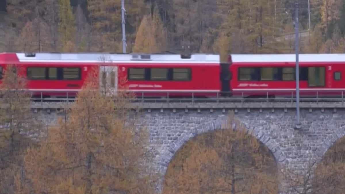 Dünyanın en uzun treni raylarda rekor kırdı: 100 vagonlu