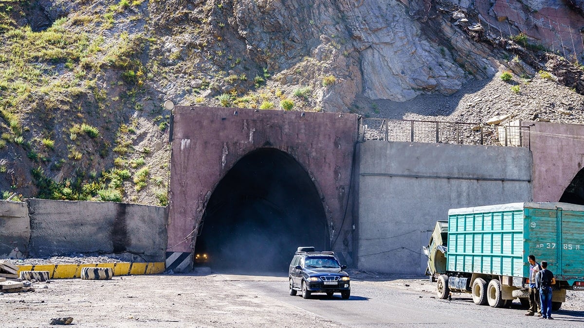 Dünyanın en tehlikeli tüneli: SUV araçları bile yutuyor