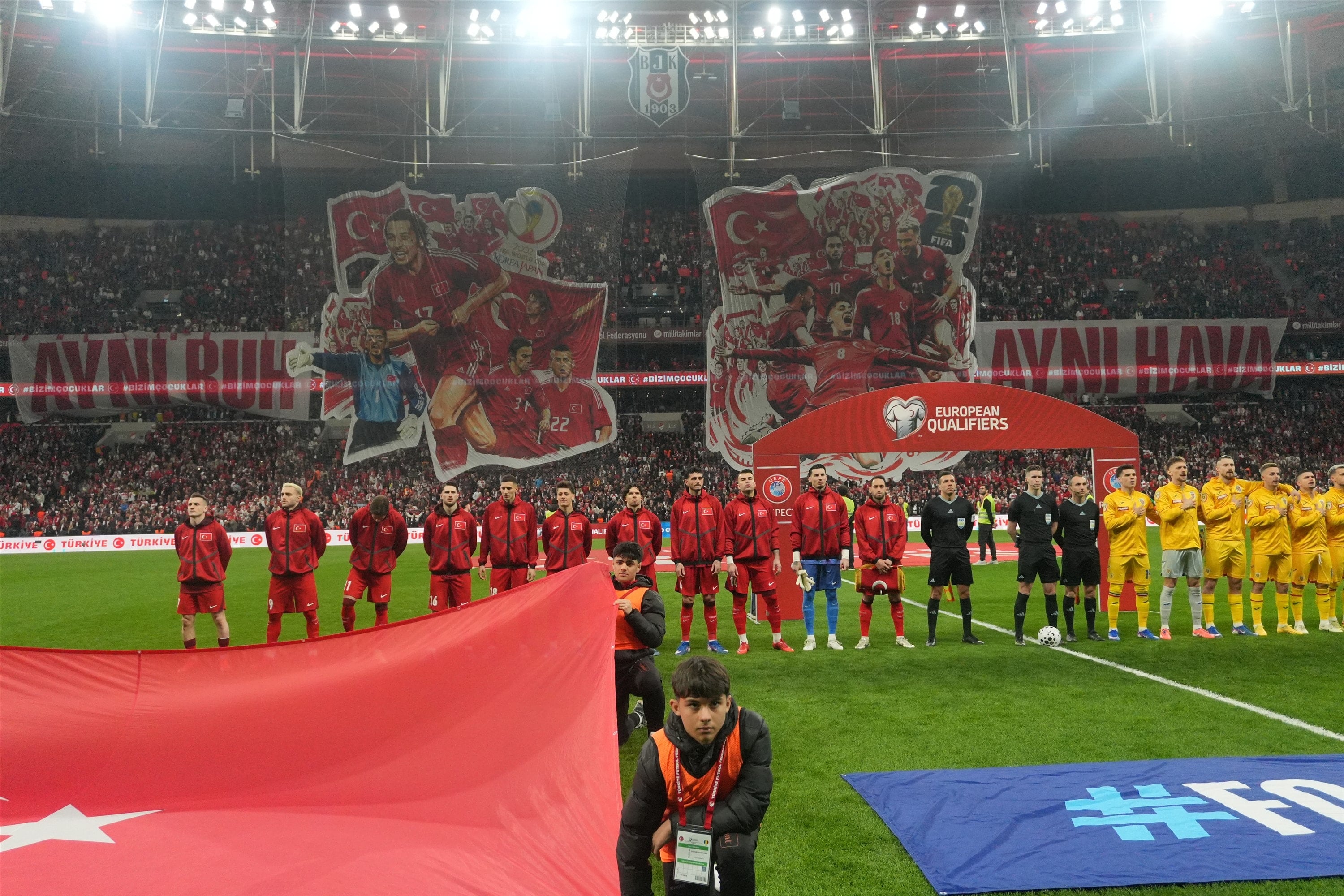 Türkiye-Romanya maçında muhteşem koreografi