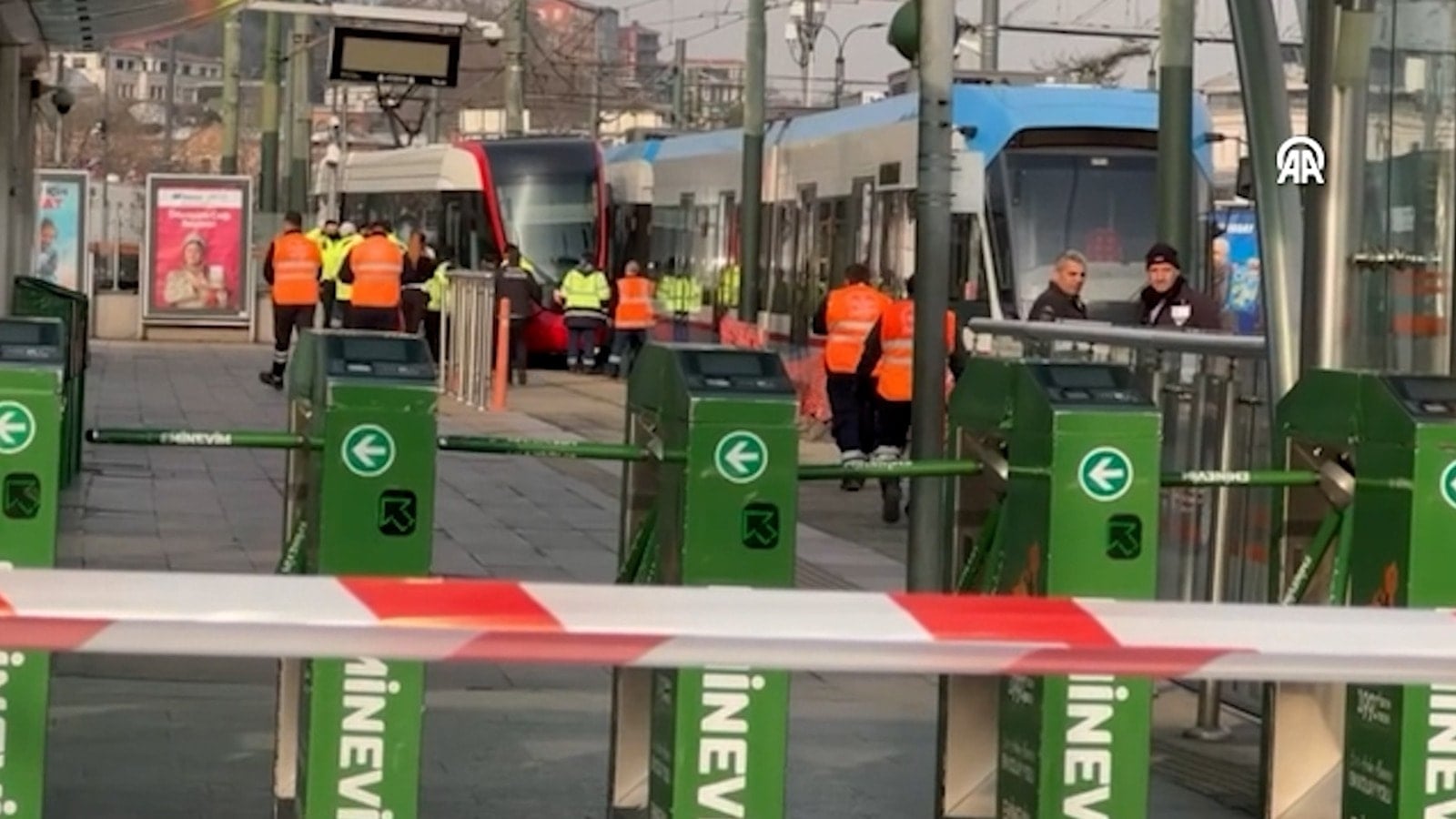 Fatih'te raydan çıkan tramvaylar çarpıştı!