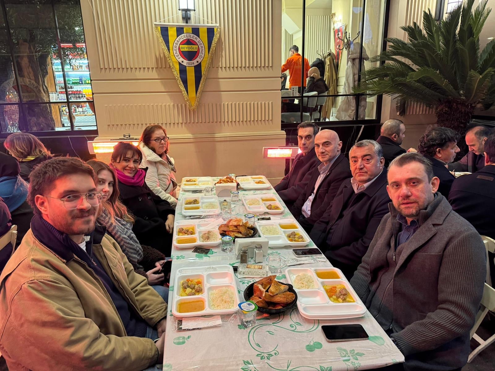 Şekip Mosturoğlu, iftarda Fenerbahçelilerle bir araya geldi.