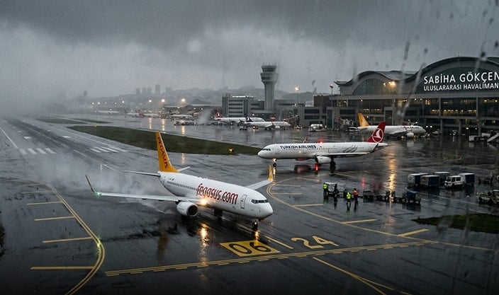 İstanbul'da yağış nedeniyle olağanüstü saatler: 42 uçak inemedi!