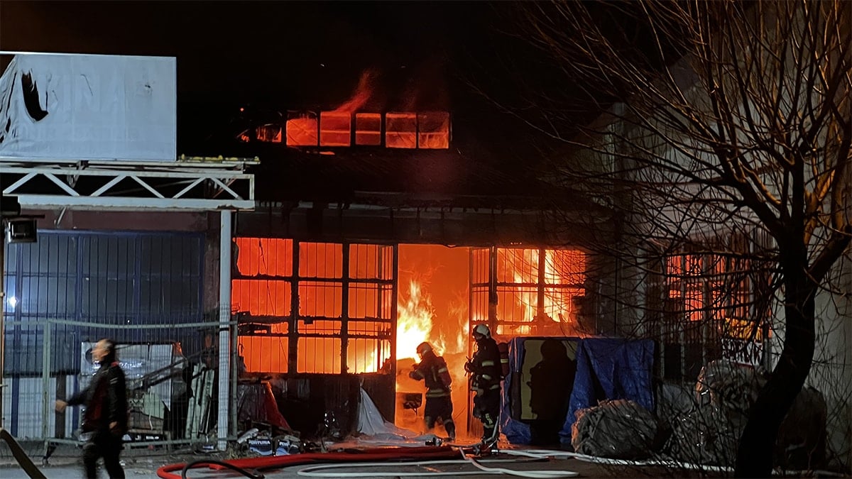 Mobilya atölyesinde yangın ekipleri harekete geçirdi