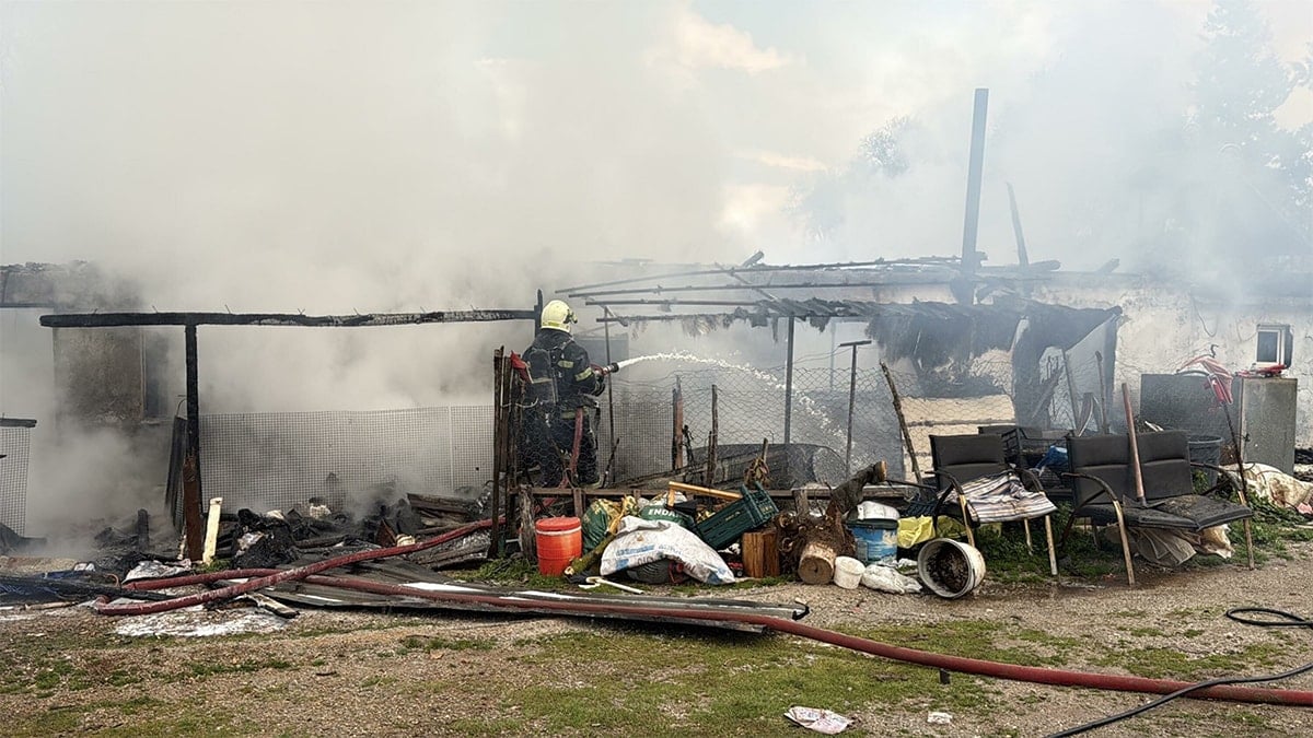 Yangına müdahale etmek istediler, alevlerin arasında kaldılar
