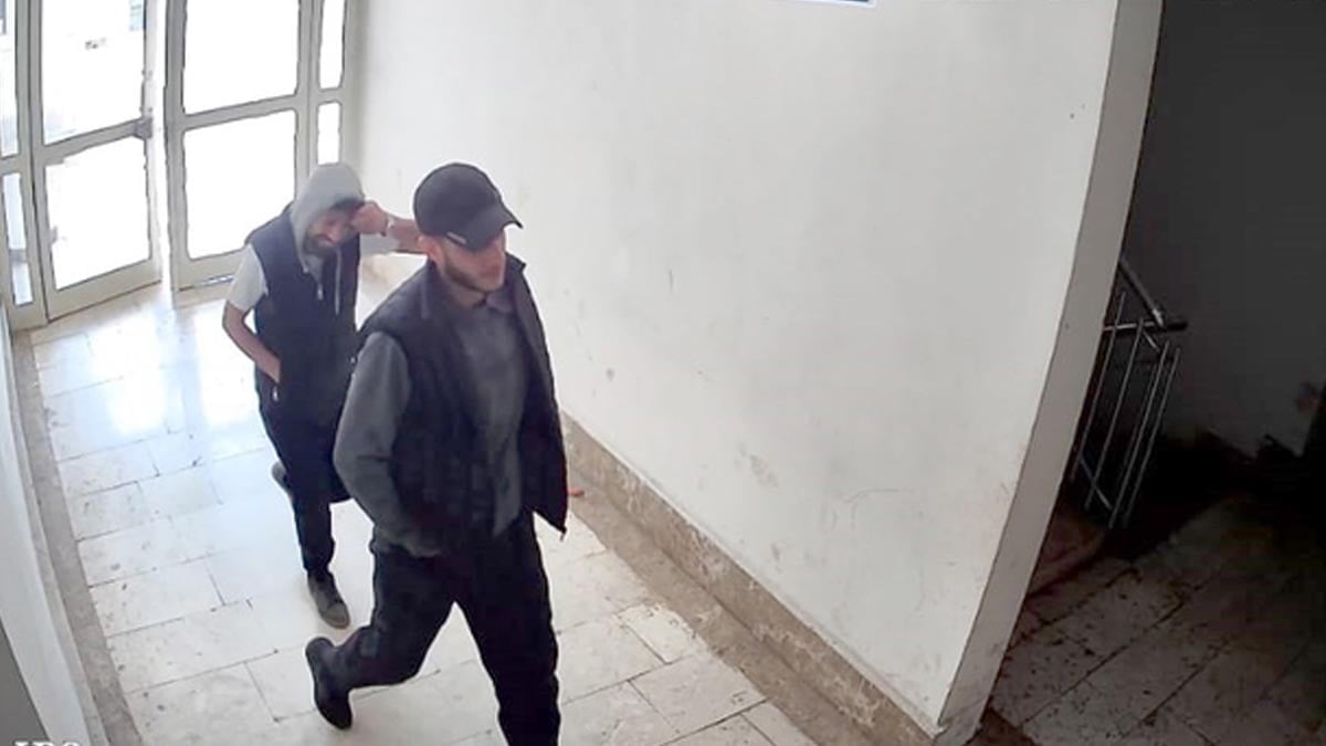 Katları tek tek dolaşıp, daire önlerindeki ayakkabıları çaldılar