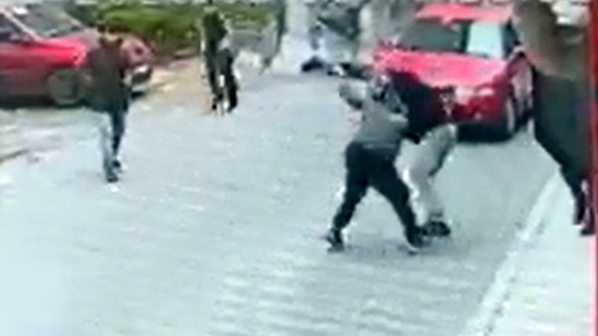 Çocuklar etrafını sardı, yaşlı adamı hastanelik etti