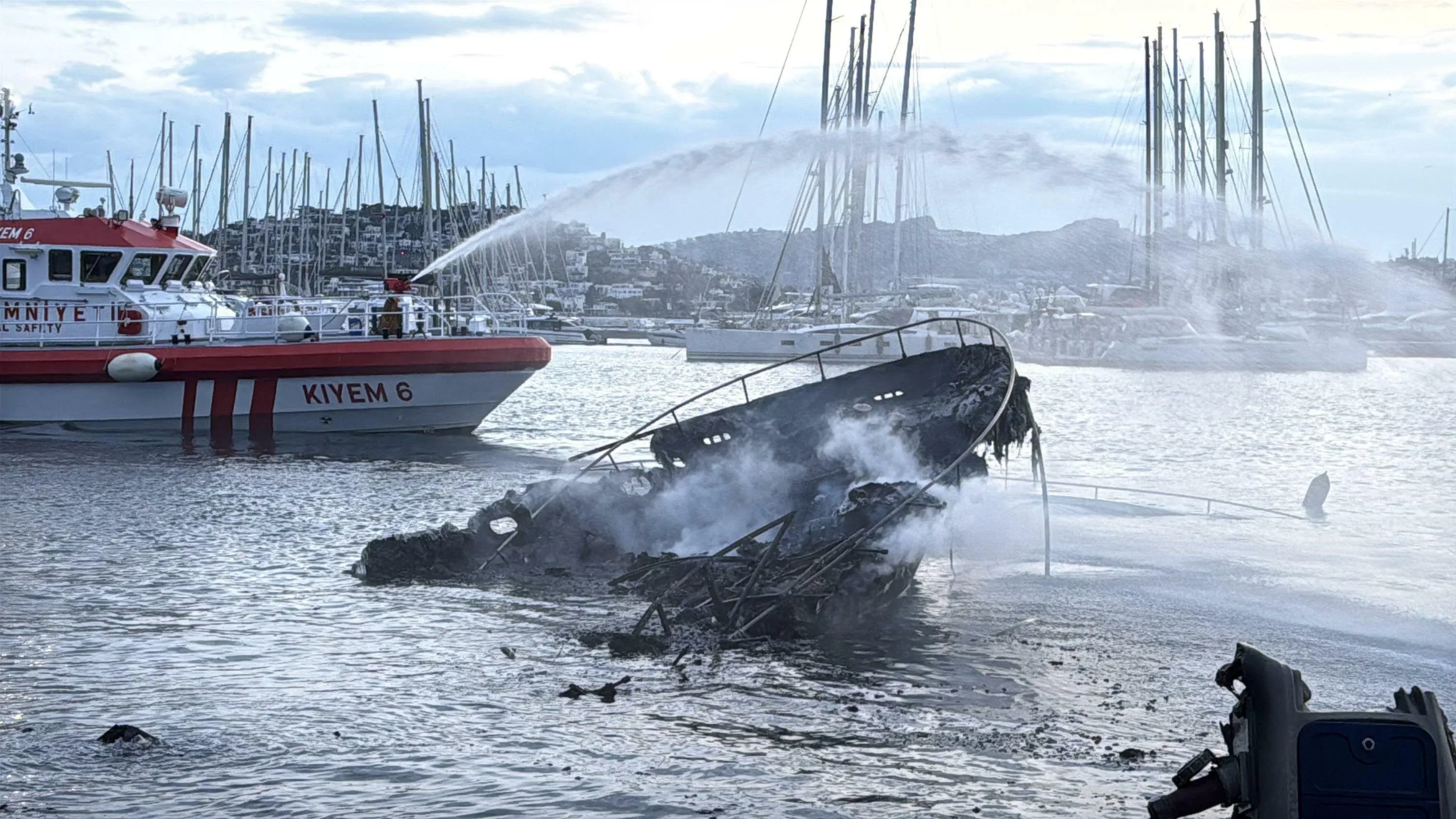 Ünlü iş insanının milyarlık yatı küle döndü, Aziz Yıldırım'ın teknesi son anda kurtuldu