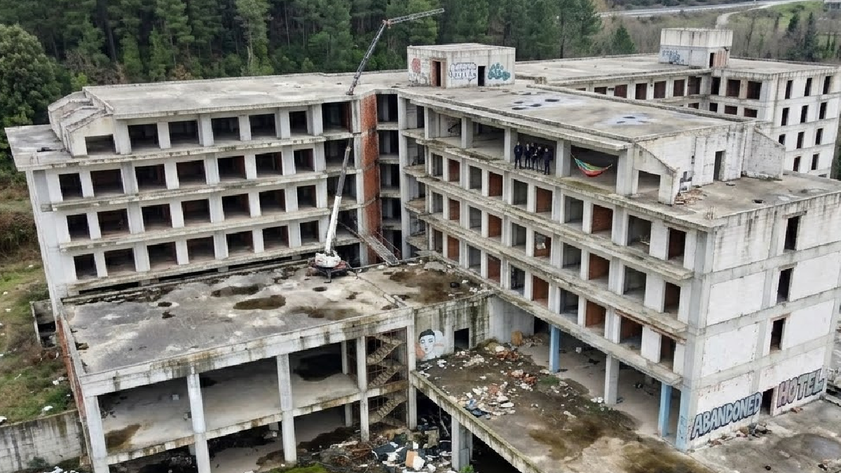 Koca şehrin ortasındaki ultra lüks otel kaderine terk edildi