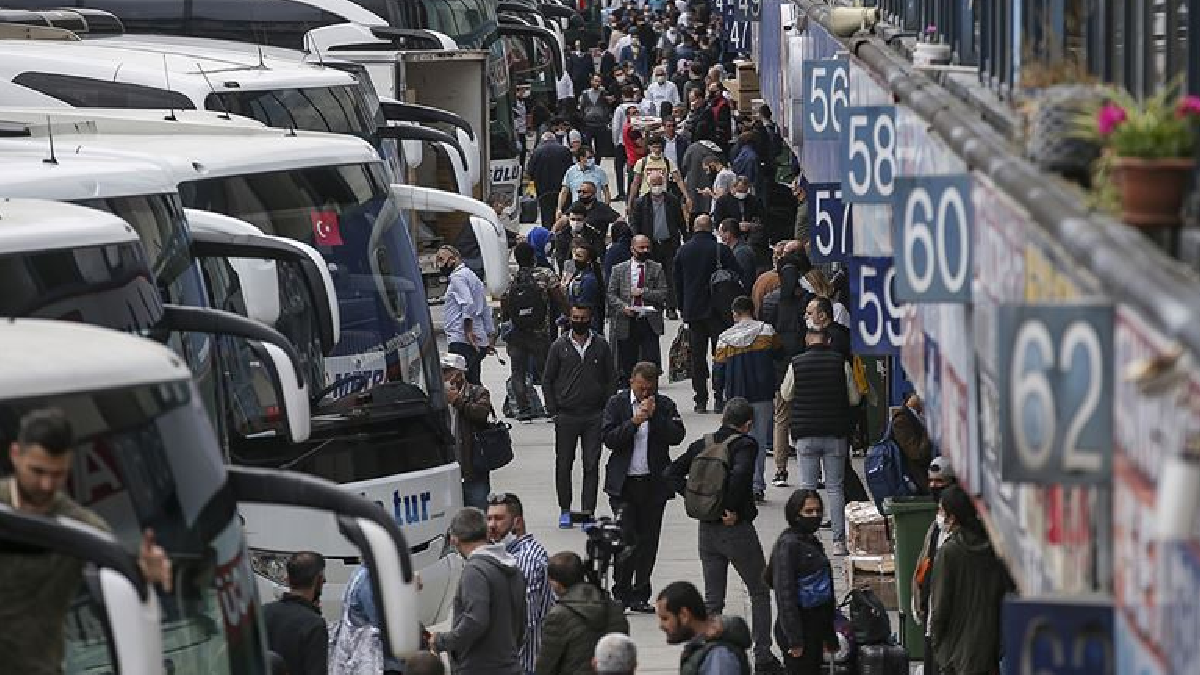 Bavulunu alan otogara koştu: Otobüslerde boş koltuk kalmadı