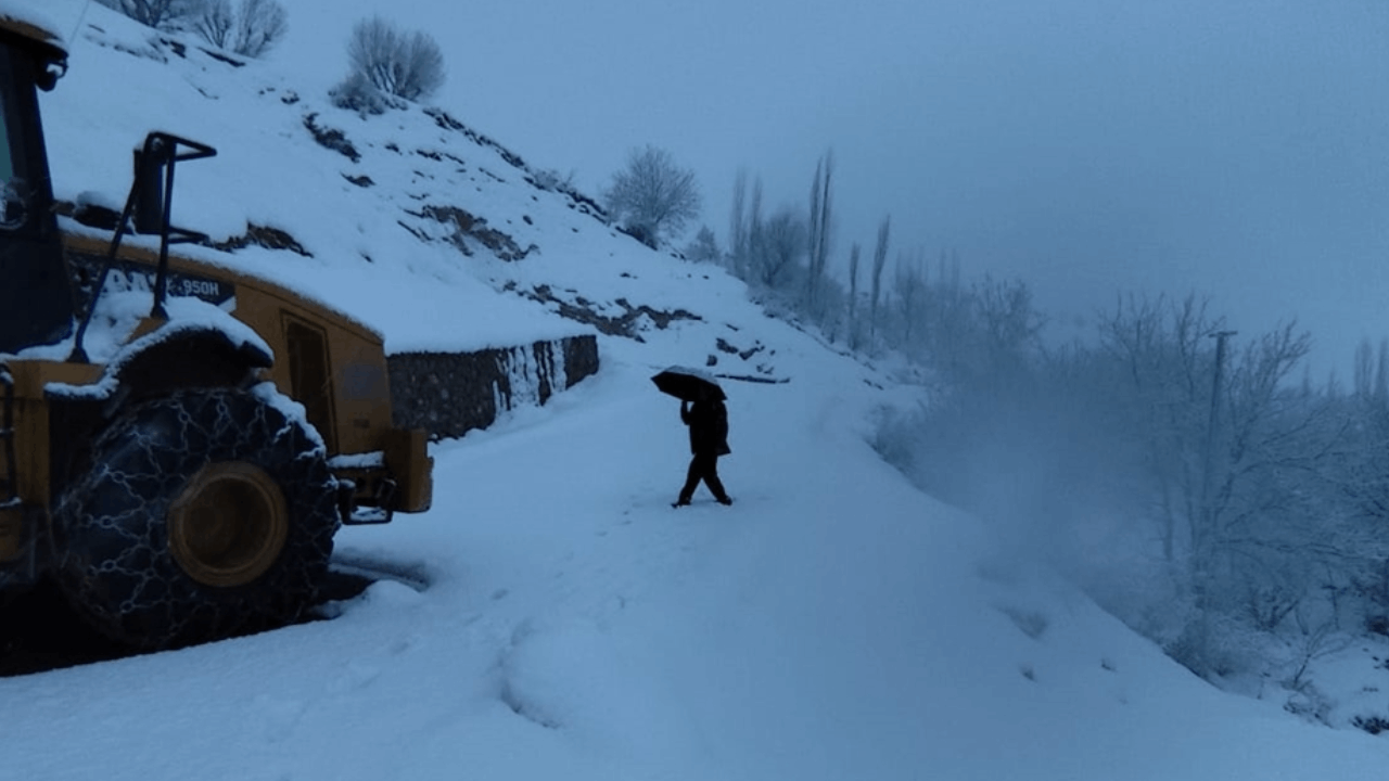 Batman'da kar yağışı nedeniyle 15 yol ulaşıma kapandı