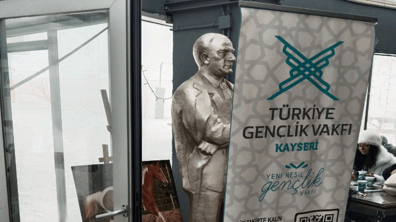 Erciyes’te Atatürk heykelinin önüne TÜGVA afişi konuldu